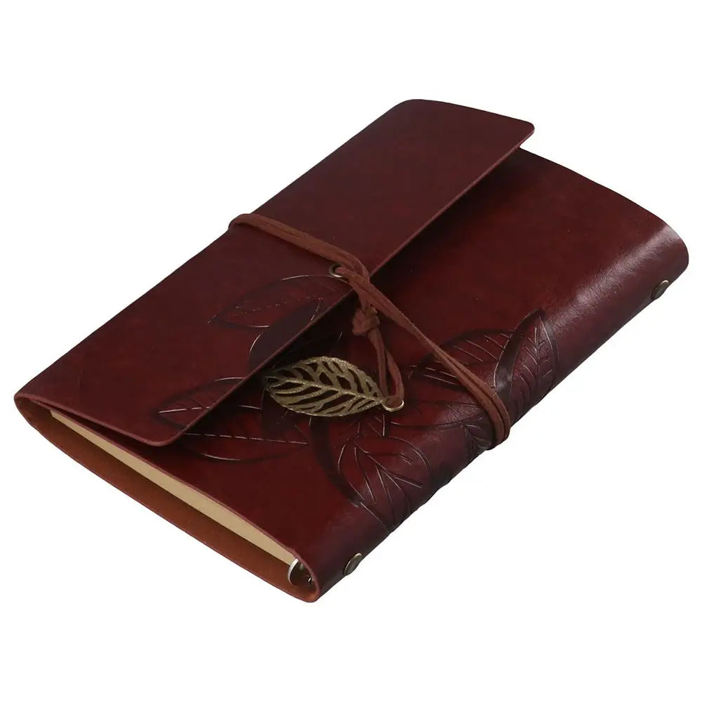 Kompaktes Ringbuch-Journal mit geprägeltem Blatt-Design und Anhängerverschluss