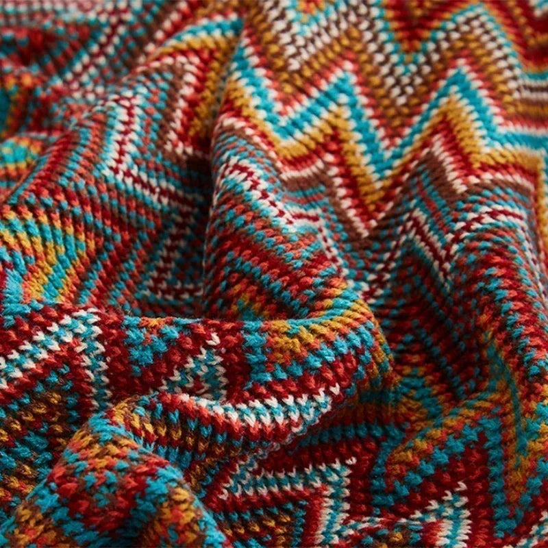 Gestrickte Wurfdecke mit geometrischem Azteken-Muster und Fransen