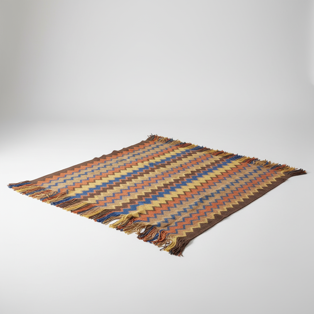 Gestrickte Wurfdecke mit geometrischem Azteken-Muster und Fransen