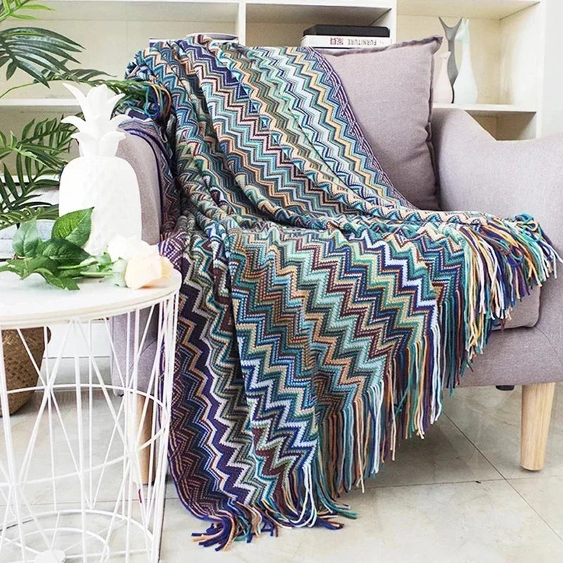 Gestrickte Wurfdecke mit geometrischem Azteken-Muster und Fransen