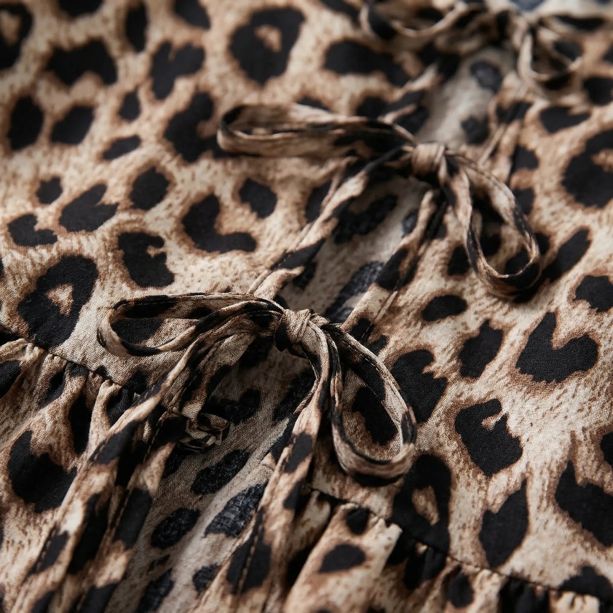 Leopardenmuster Crop Top geraffter Silhouette Puffärmel Rüschensaum