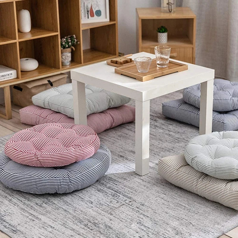 Großes quadratisches Bodenkissen mit Tufting und gestreiftem Bezug