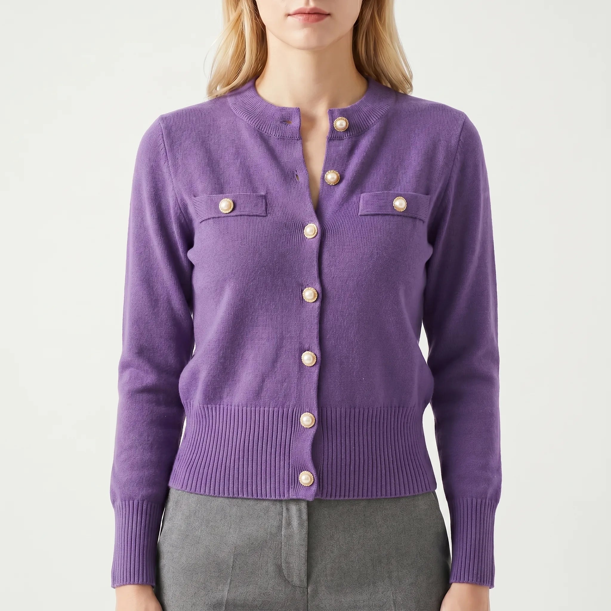 Gestrickte Damen-Strickjacke kurz schlank mit Perlmutt-Knöpfen