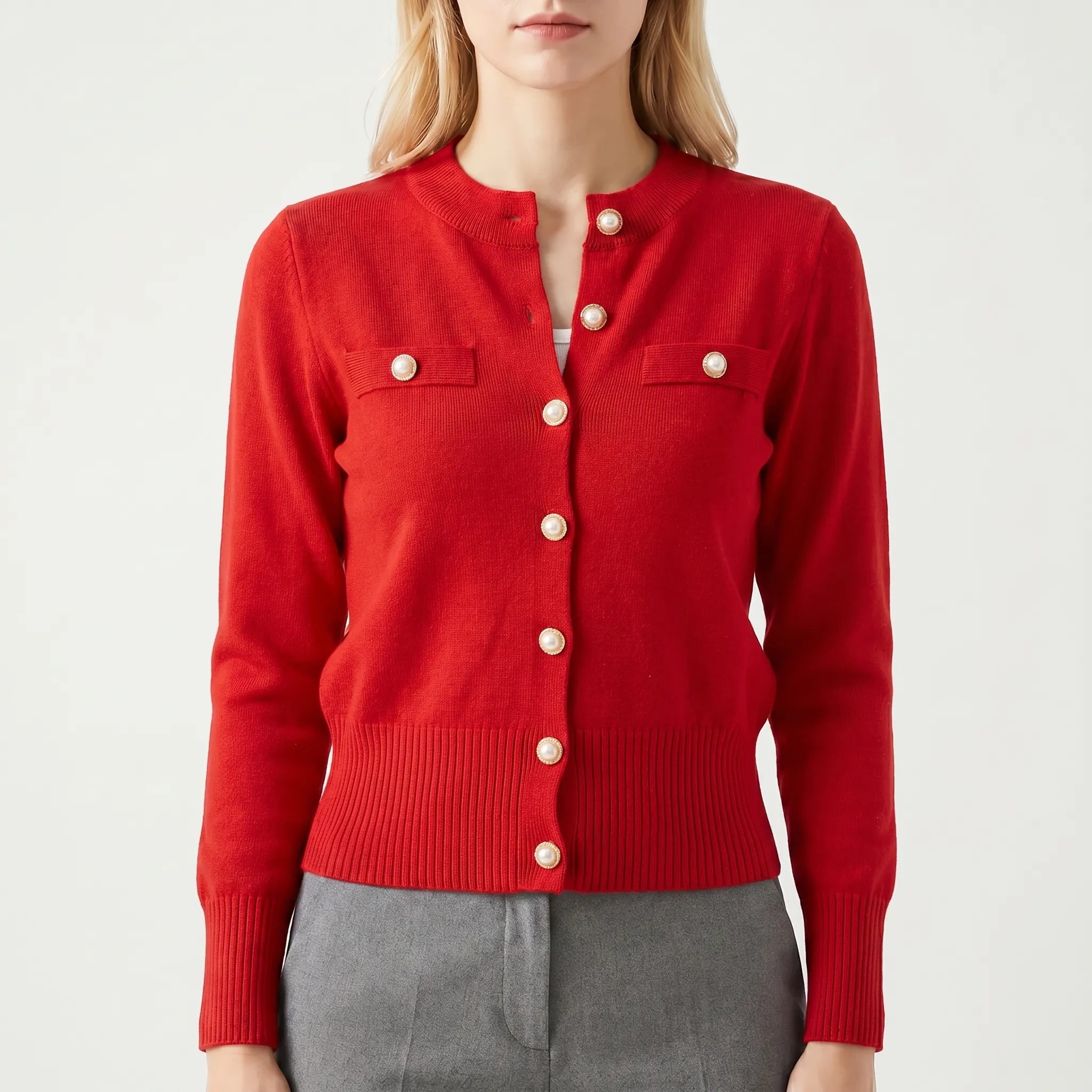 Gestrickte Damen-Strickjacke kurz schlank mit Perlmutt-Knöpfen