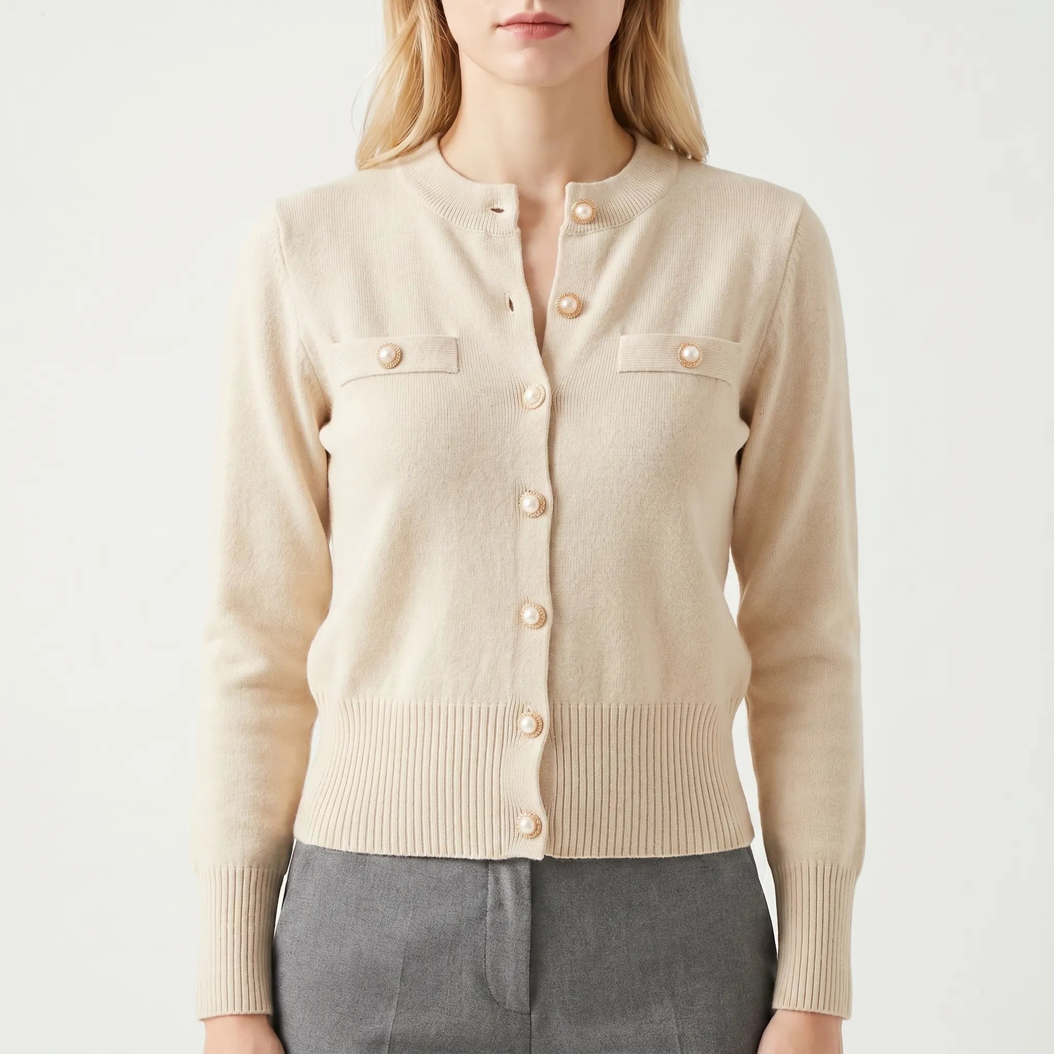 Gestrickte Damen-Strickjacke kurz schlank mit Perlmutt-Knöpfen