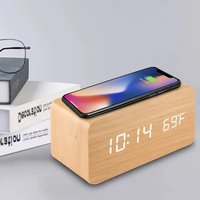 Holzwecker mit LED-Display, Wireless-Ladefunktion und Temperaturanzeige