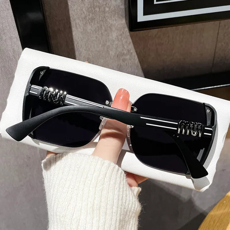 Randlose Oversize-Quadrat-Sonnenbrille mit UV400 Farbverlauf und Buchstaben-Detail