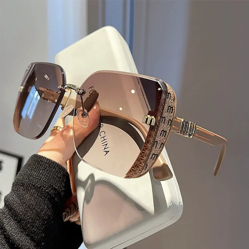Randlose Oversize-Quadrat-Sonnenbrille mit UV400 Farbverlauf und Buchstaben-Detail