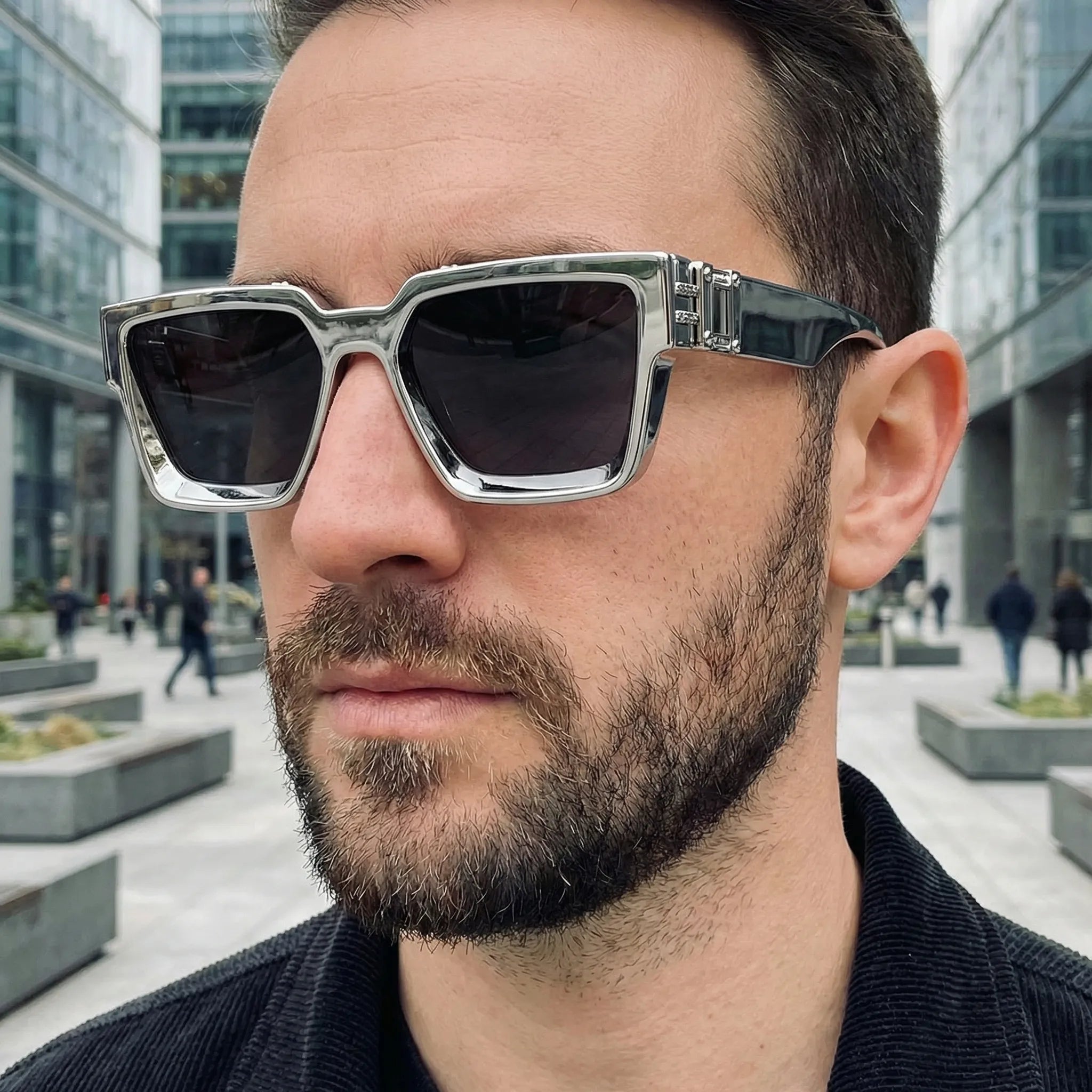 Übergroße quadratische Sonnenbrille mit poliertem Rahmen