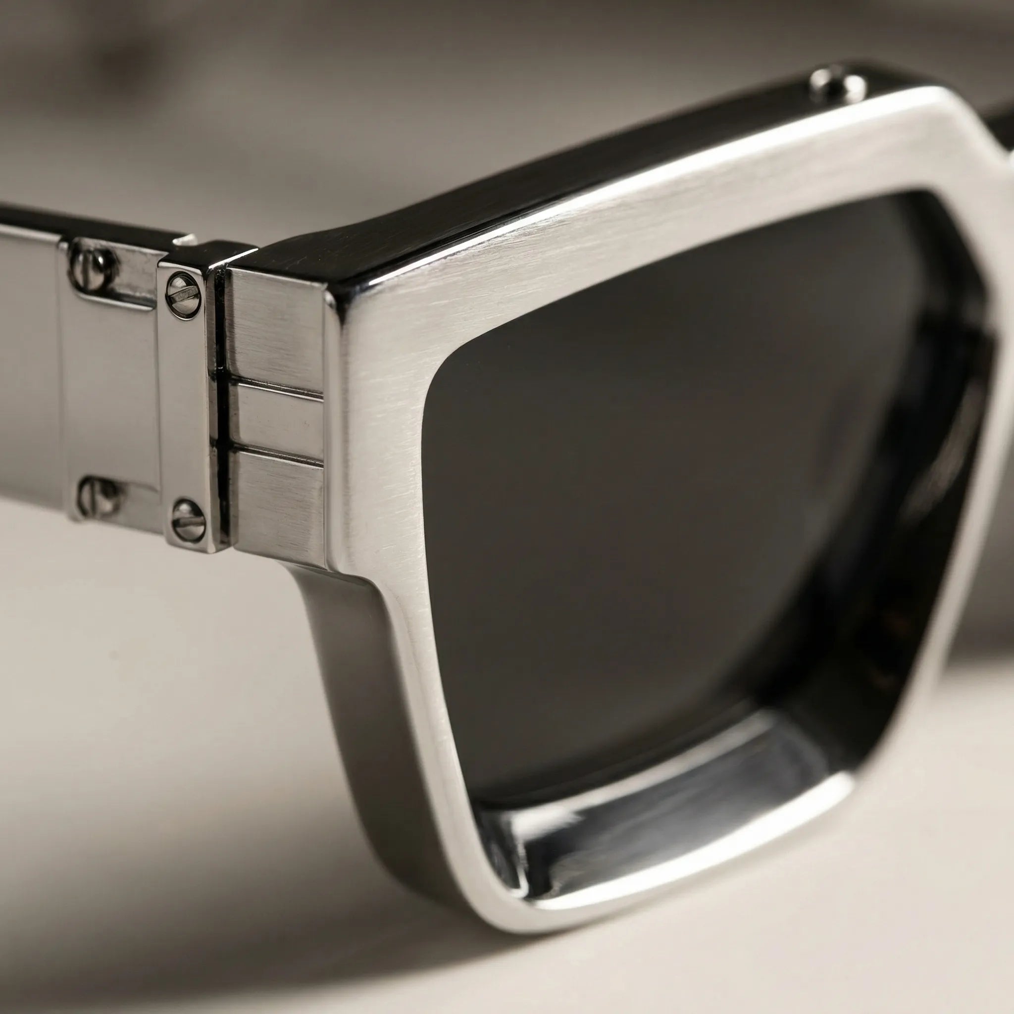 Übergroße quadratische Sonnenbrille mit poliertem Rahmen