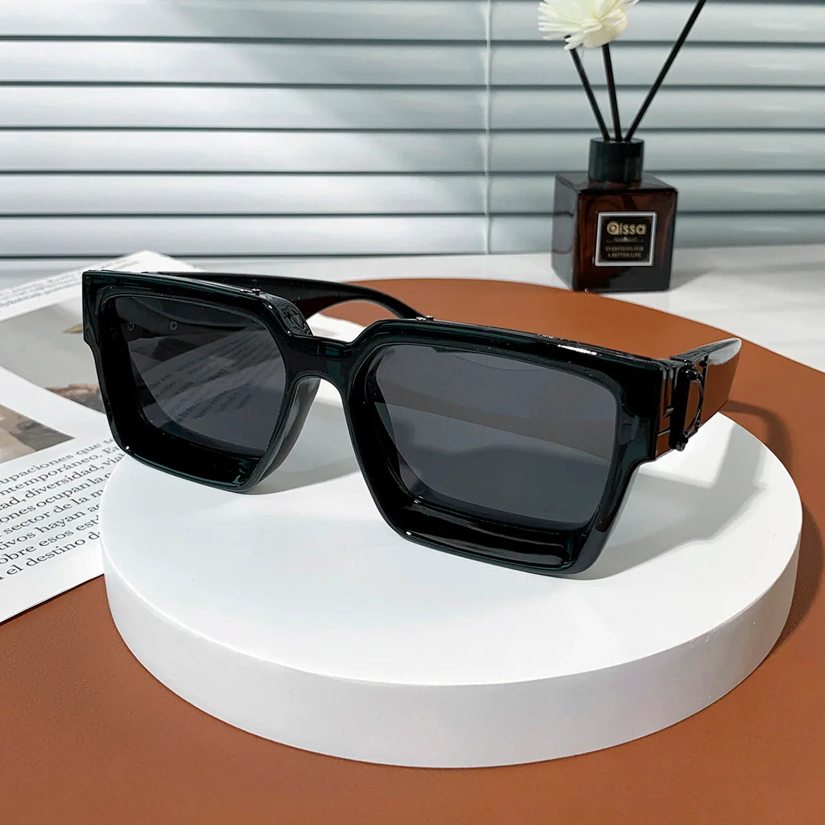 Übergroße quadratische Sonnenbrille mit poliertem Rahmen