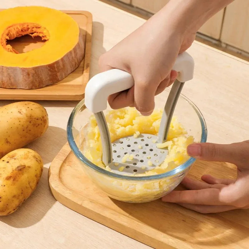Kartoffelpresse mit rutschfestem Griff und gelöcherter Pressplatte