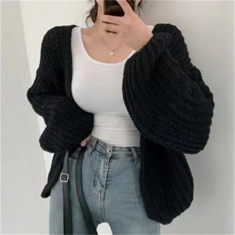 Kurze Poncho-Strickjacke mit strukturiertem Strick und offener Vorderseite