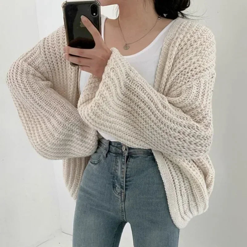 Kurze Poncho-Strickjacke mit strukturiertem Strick und offener Vorderseite