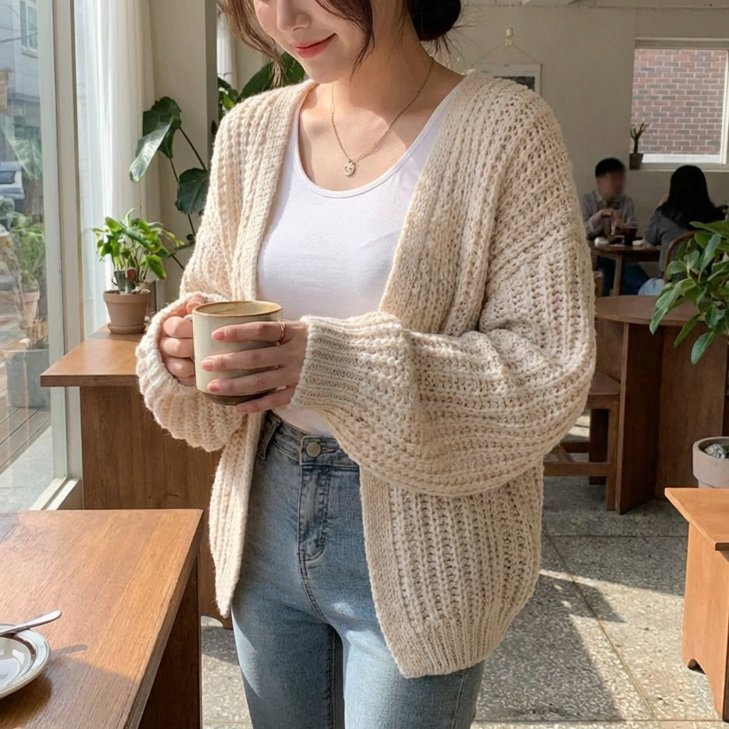 Kurze Poncho-Strickjacke mit strukturiertem Strick und offener Vorderseite