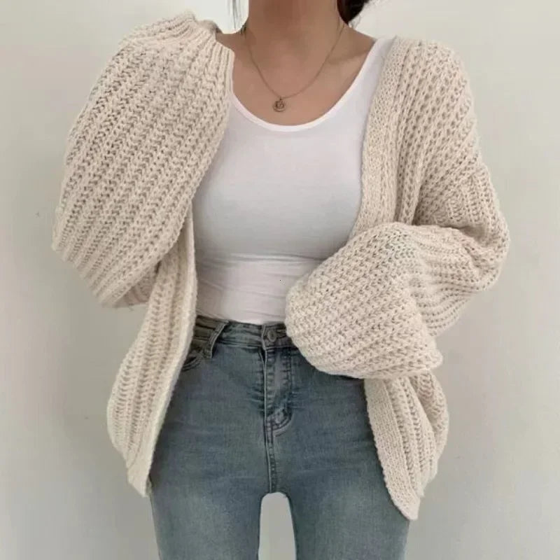 Kurze Poncho-Strickjacke mit strukturiertem Strick und offener Vorderseite