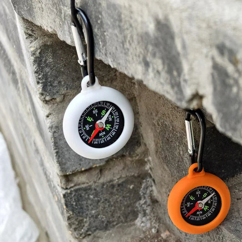 Kompaktkompass mit Karabiner Clip Befestigung, Schutzschale und kontrastreicher Anzeige