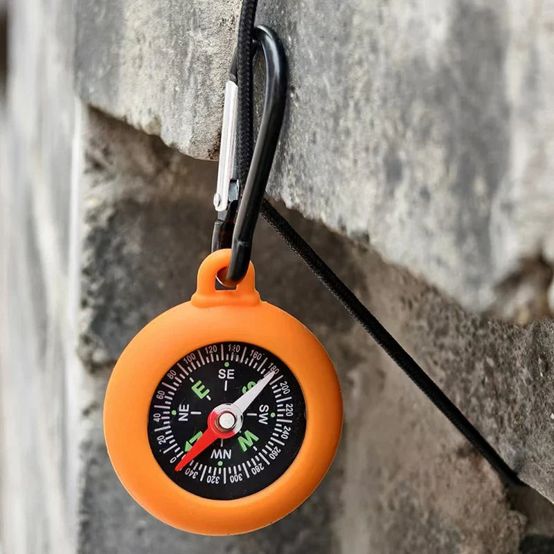 Kompaktkompass mit Karabiner Clip Befestigung, Schutzschale und kontrastreicher Anzeige