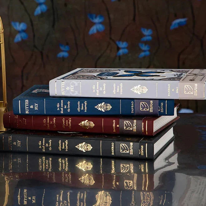 Hardcover-Notizbuch mit Schmetterlingsillustration und metallischen Akzenten