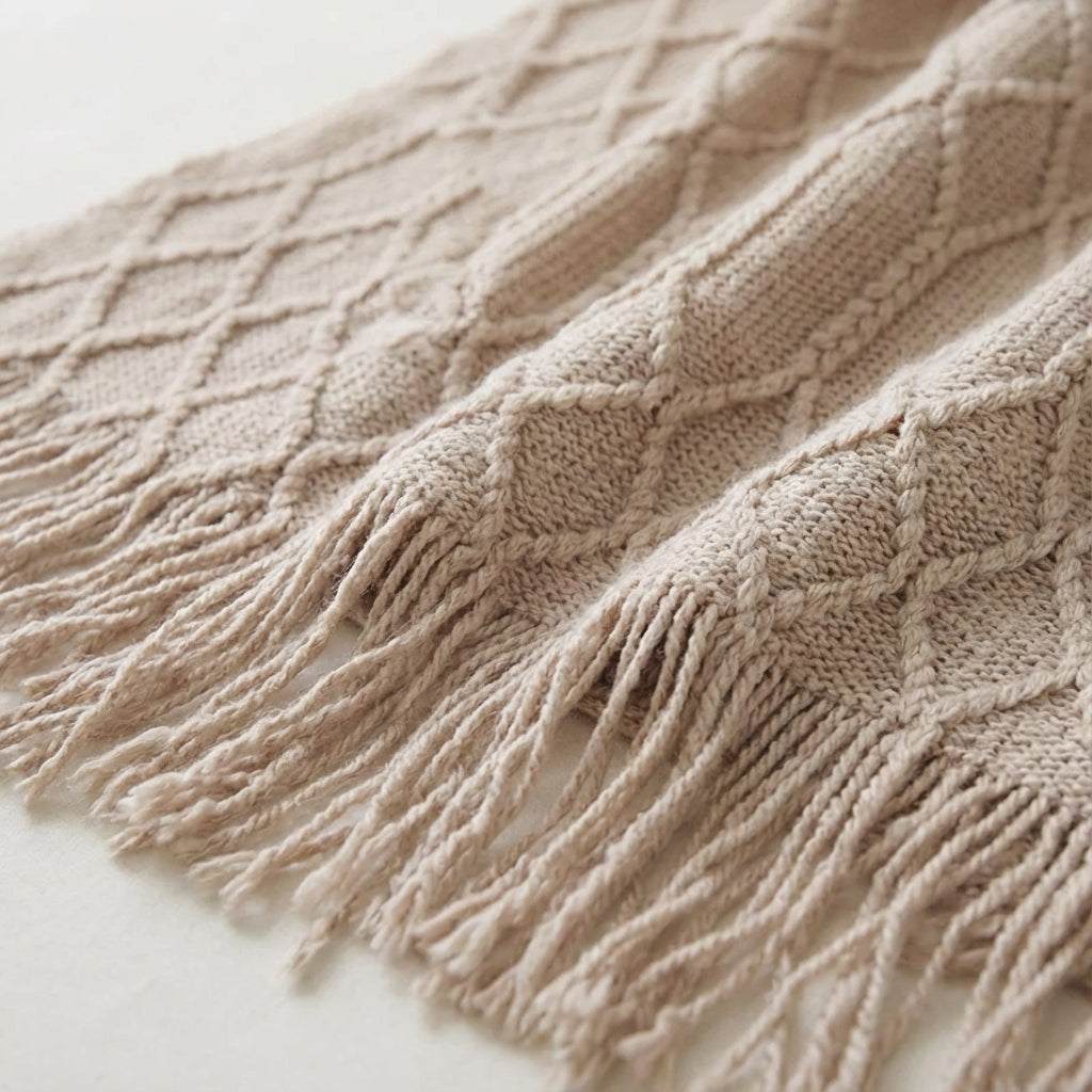 Übergroße Strickwurfdecke mit Quastenkanten und strukturiertem Gewebe