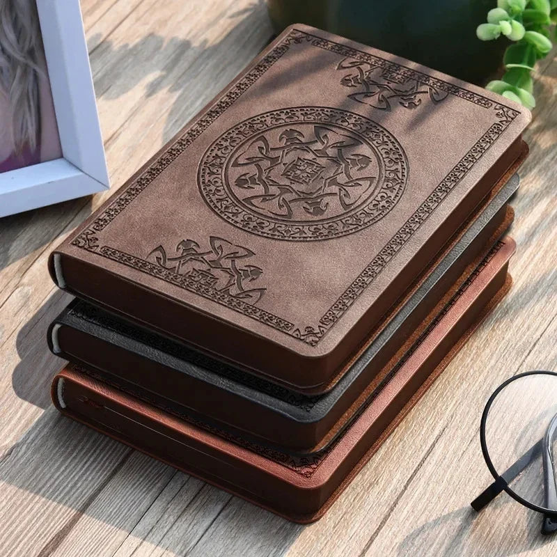A6 Taschennotizbuch mit gepräg­tem Vintage-Umschlag glatte Seiten