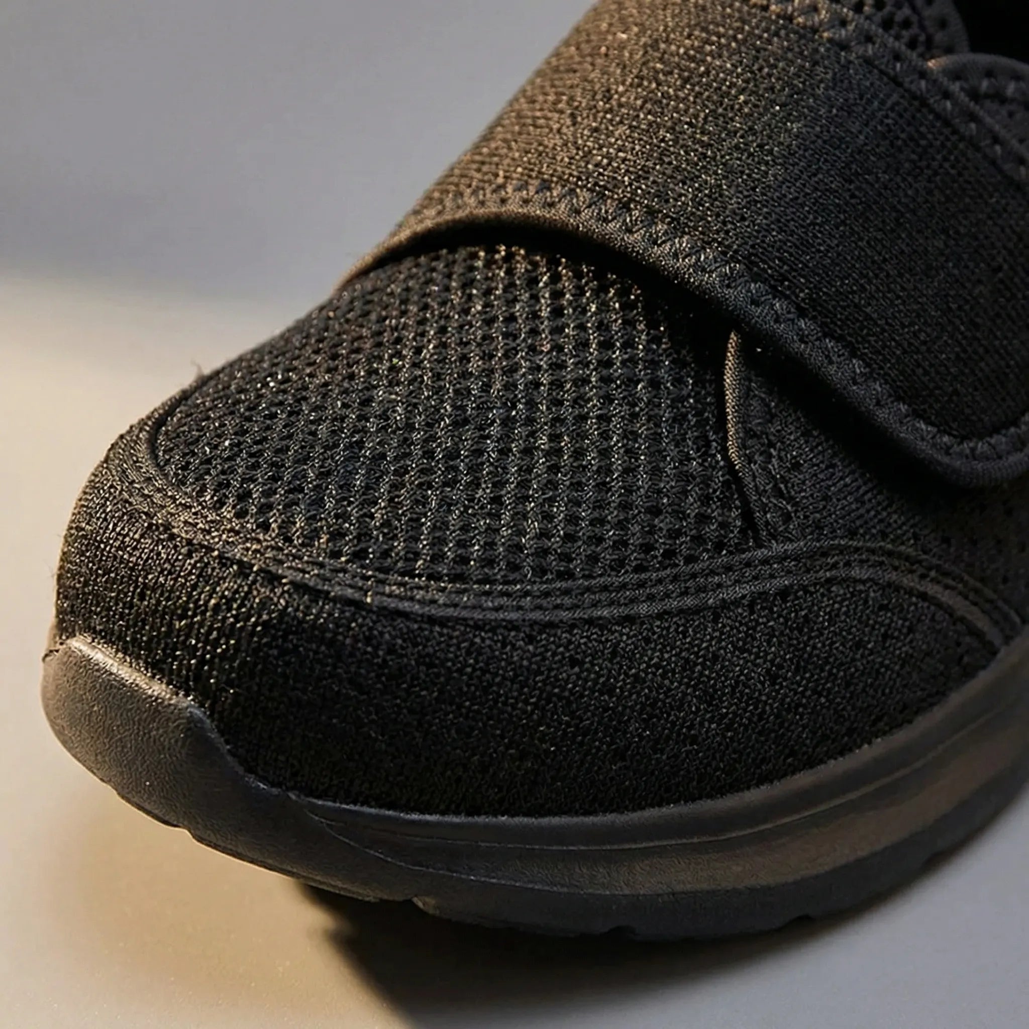 Weitschaftschuh mit Klettverschluss, atmungsaktiver Netzschaft für geschwollene Füße