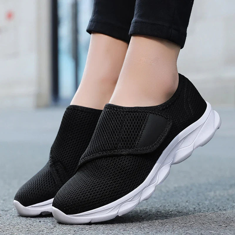 Weitschafts-Gehschuh mit geräumiger Zehenbox und atmungsaktivem Mesh-Schaft