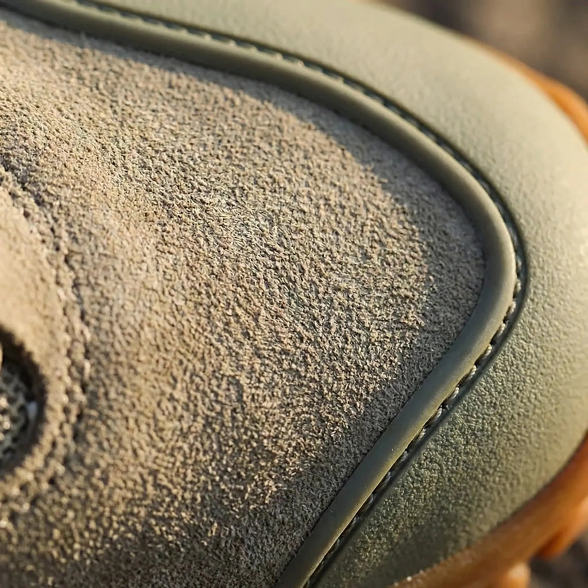 Wasserdichte Wanderschuhe mit Knöchelstütze und tiefem Profil für Bergwege