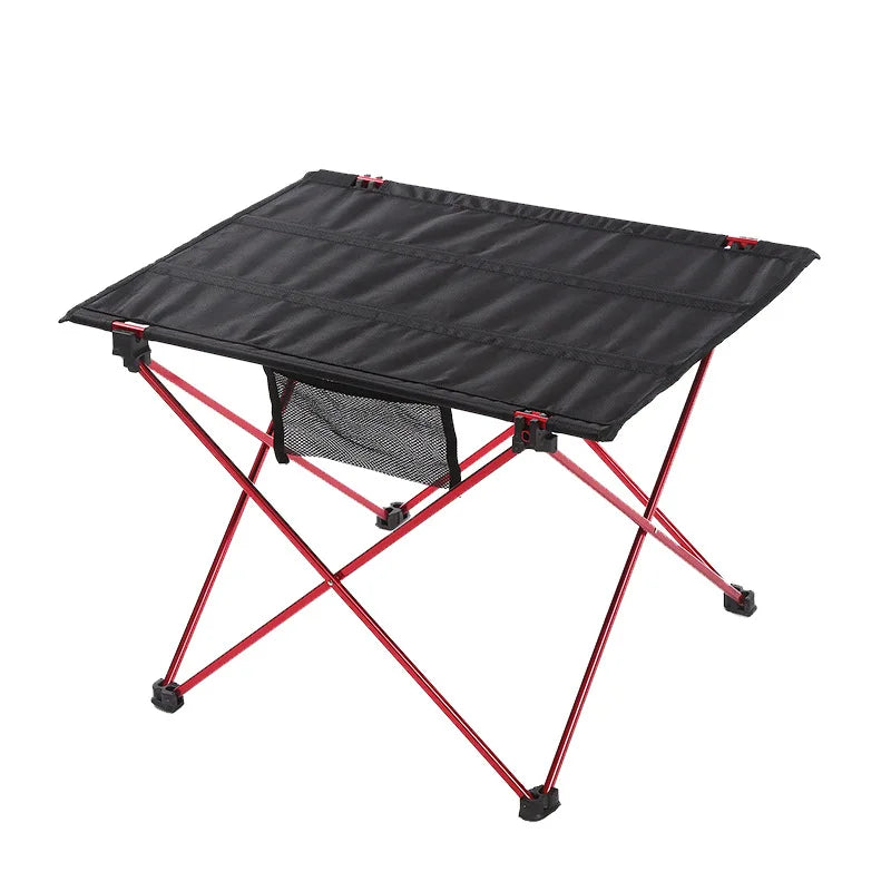 Klappbarer Campingtisch mit Kreuzbein-Rahmen und Netzwerktasche