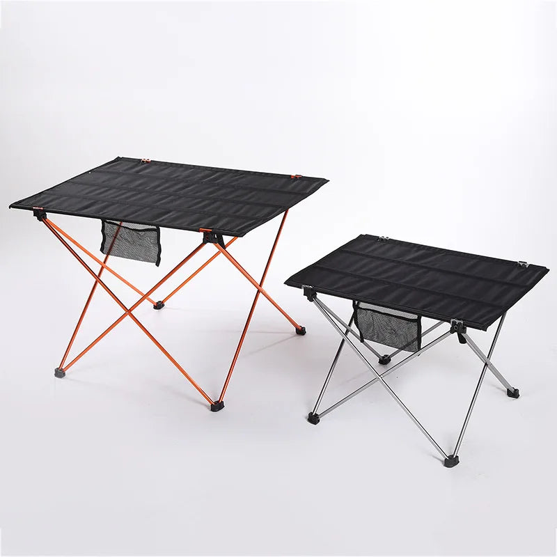 Klappbarer Campingtisch mit Kreuzbein-Rahmen und Netzwerktasche