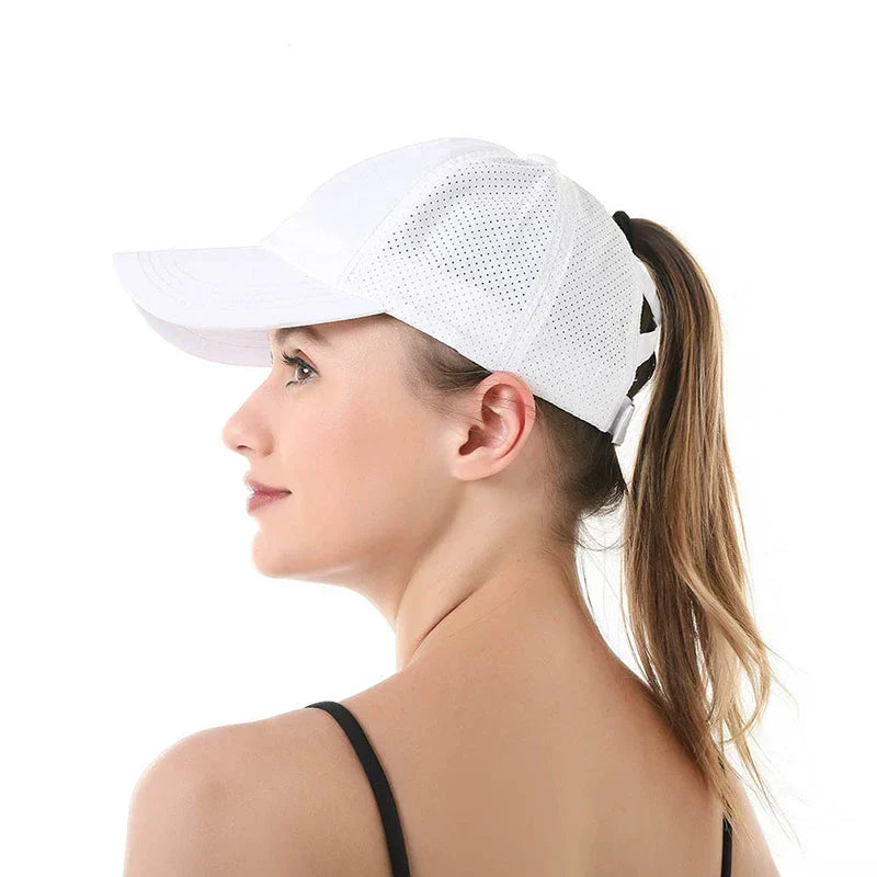 Damen Sportkappe mit Pferdeschwanzöffnung und Entenschnabelkrempe
