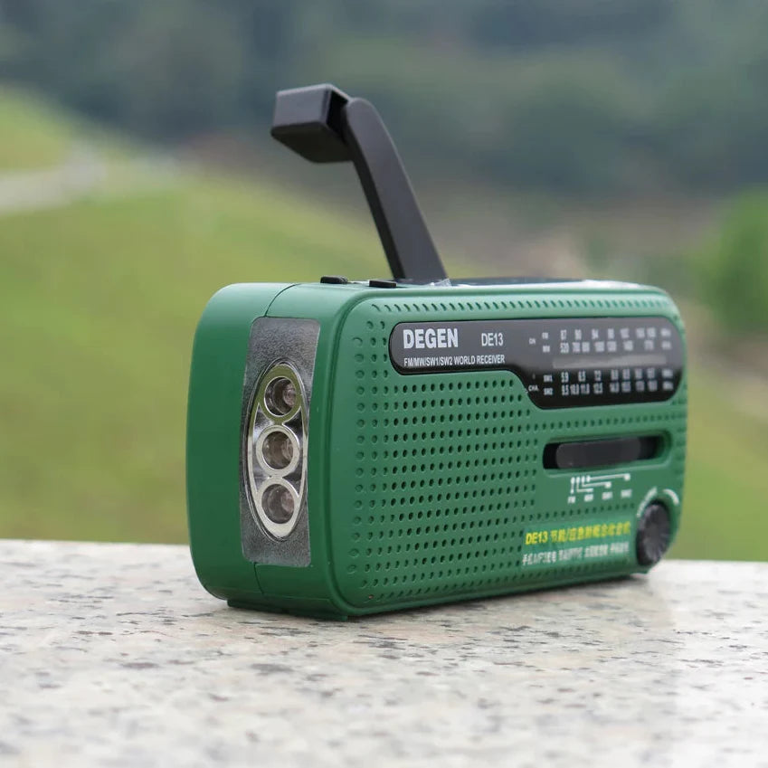 Notfallradio mit Handkurbel Akkuladung und integrierter Taschenlampe