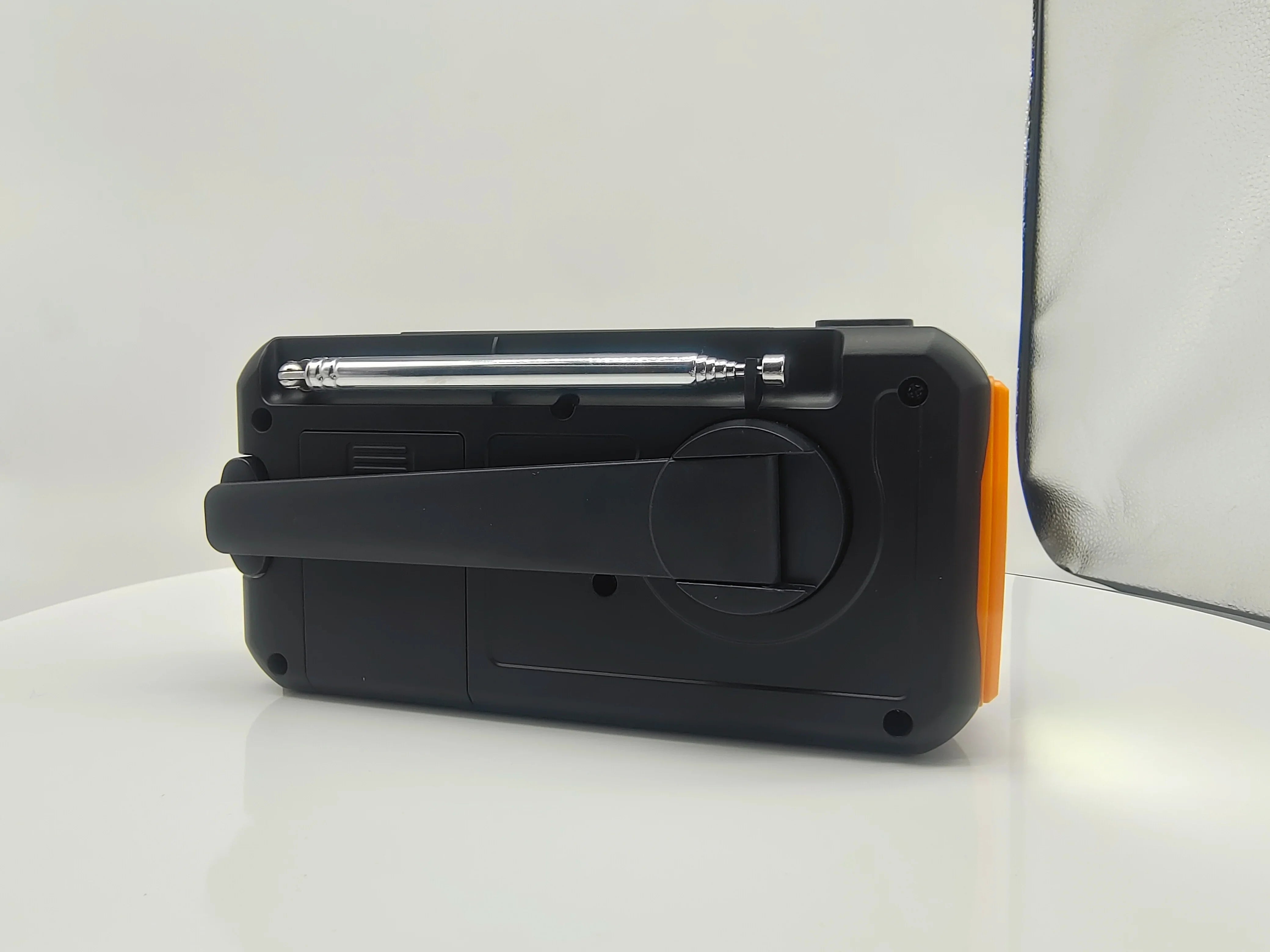 Notfallradio mit Handkurbel, Taschenlampe und Solarladung