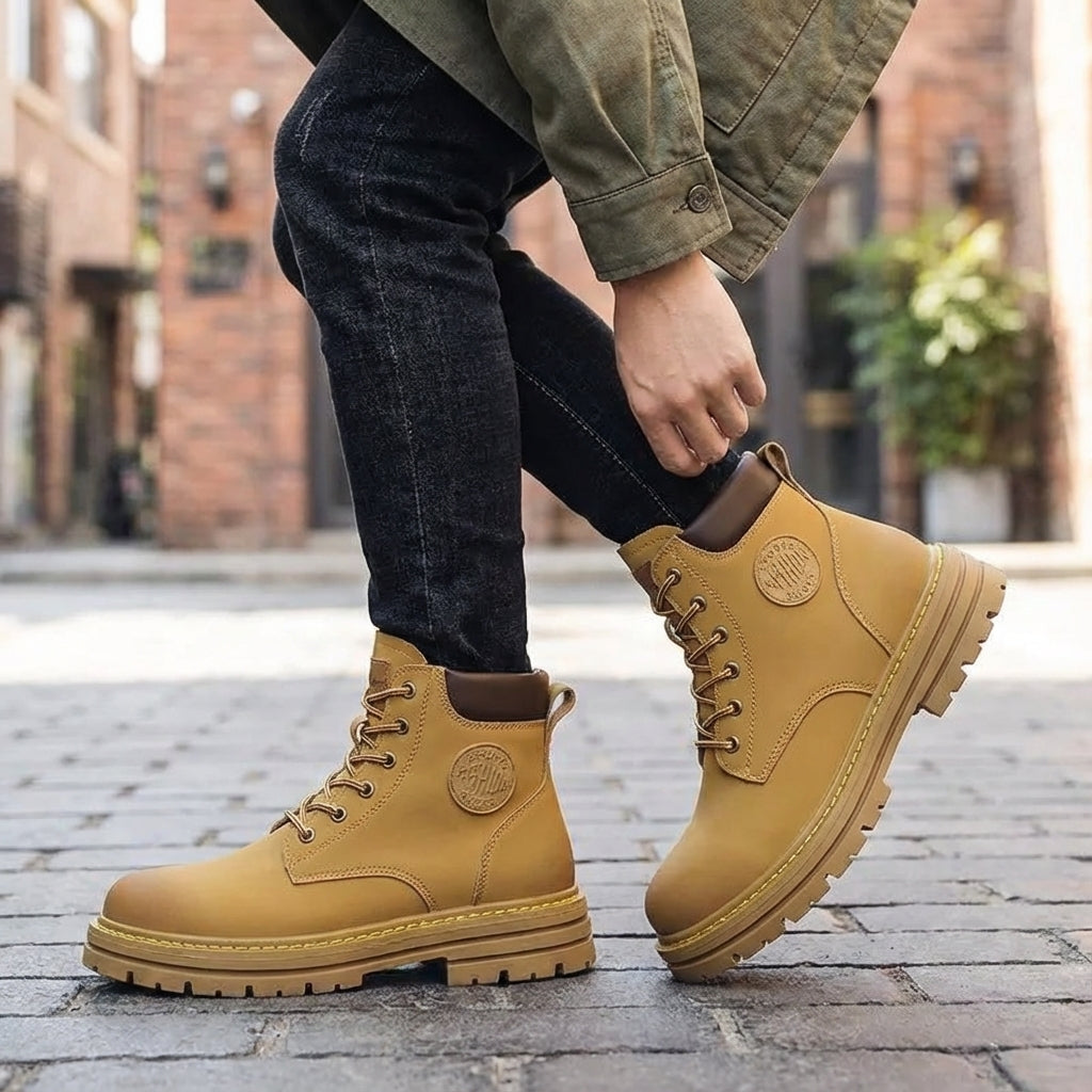 Hochschaftige Schnürstiefel mit strukturierter Sohle und Stichnähtkonstruktion