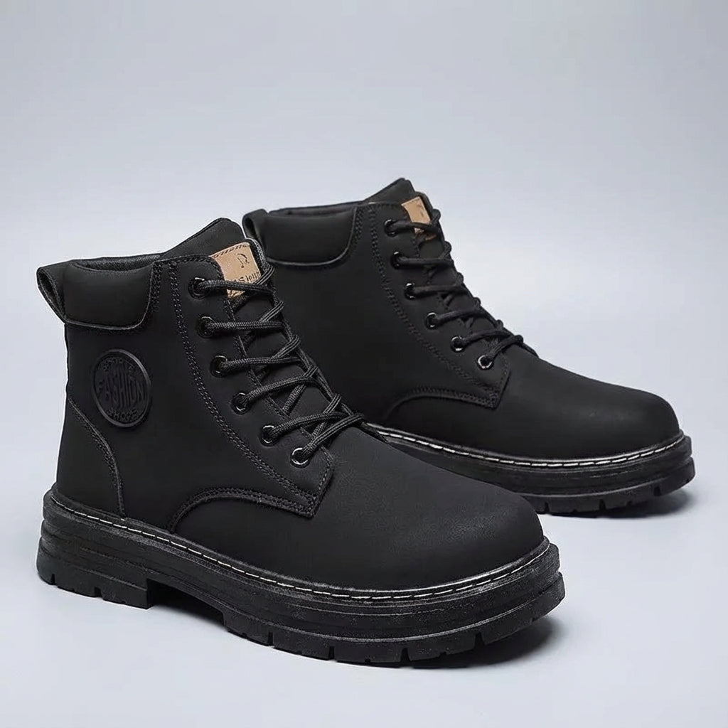 Hochschaftige Schnürstiefel mit strukturierter Sohle und Stichnähtkonstruktion