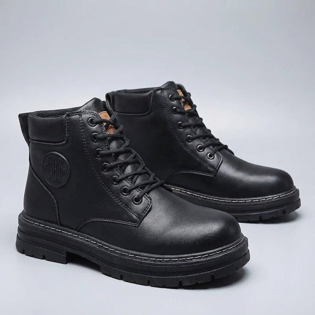 Hochschaftige Schnürstiefel mit strukturierter Sohle und Stichnähtkonstruktion