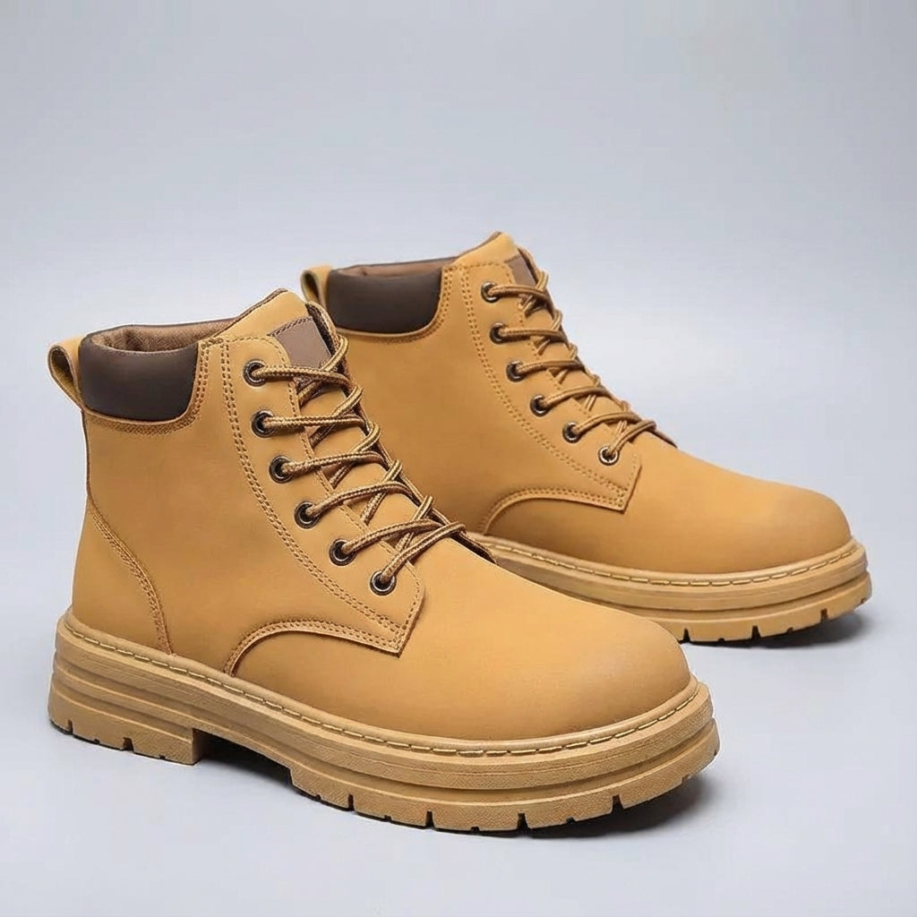 Hochschaftige Schnürstiefel mit strukturierter Sohle und Stichnähtkonstruktion