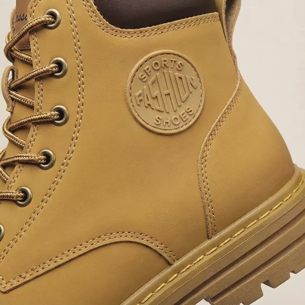 Hochschaftige Schnürstiefel mit strukturierter Sohle und Stichnähtkonstruktion