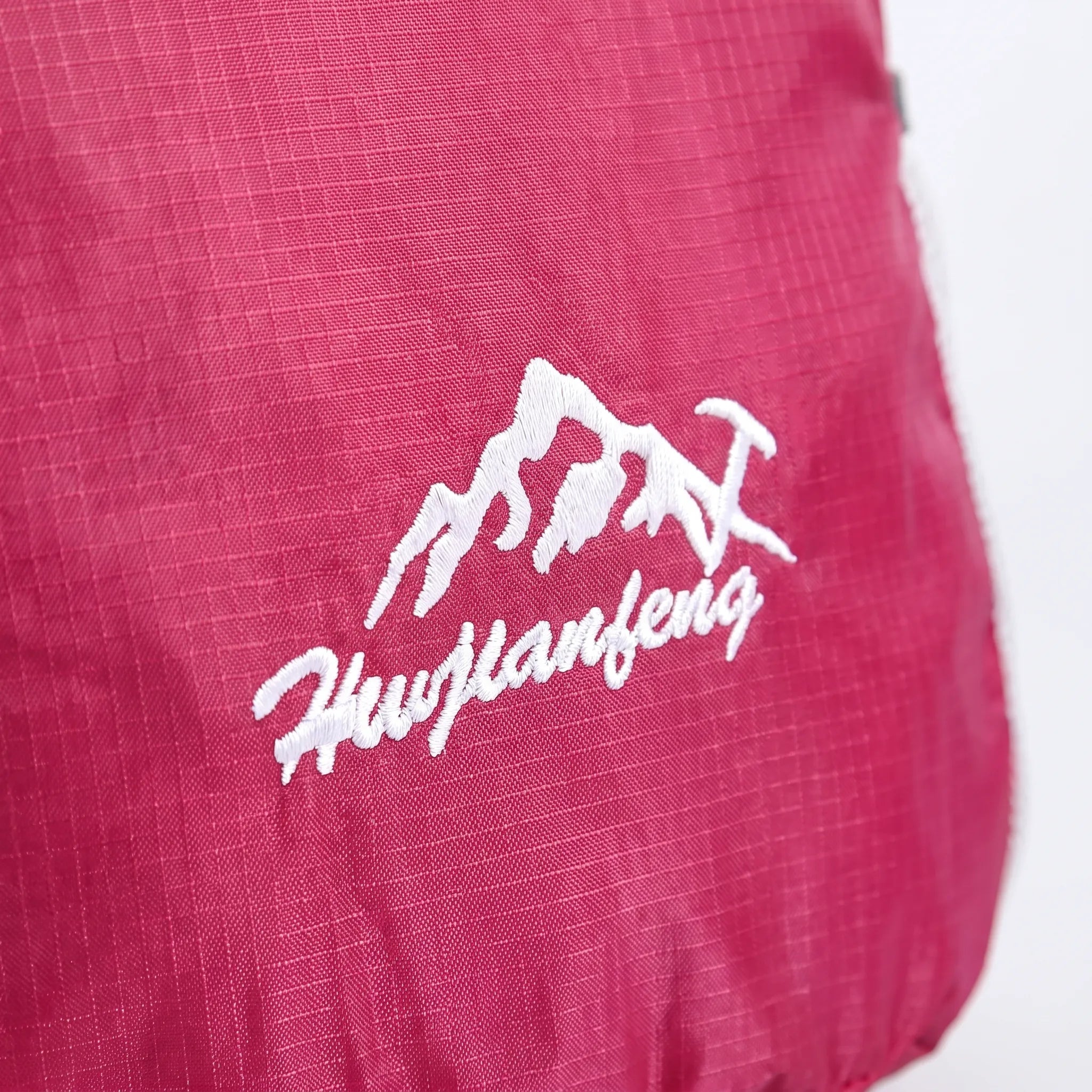 Faltbarer Tagesrucksack mit wasserabweisender Außenschale und belüfteten Mesh-Schultergurten