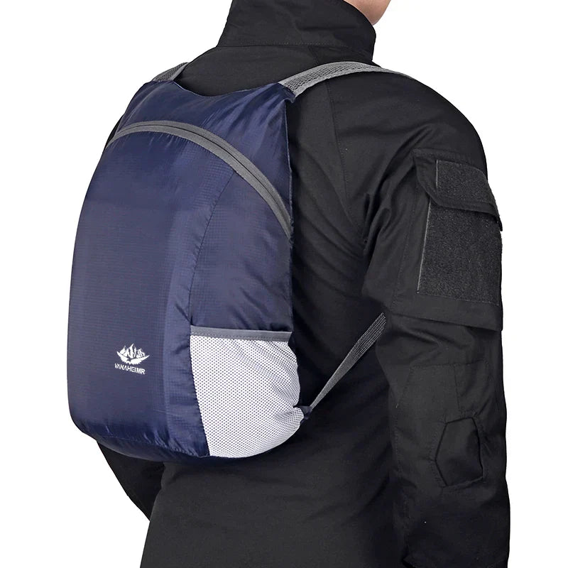 Faltbarer Tagesrucksack mit wasserabweisender Außenschale und belüfteten Mesh-Schultergurten