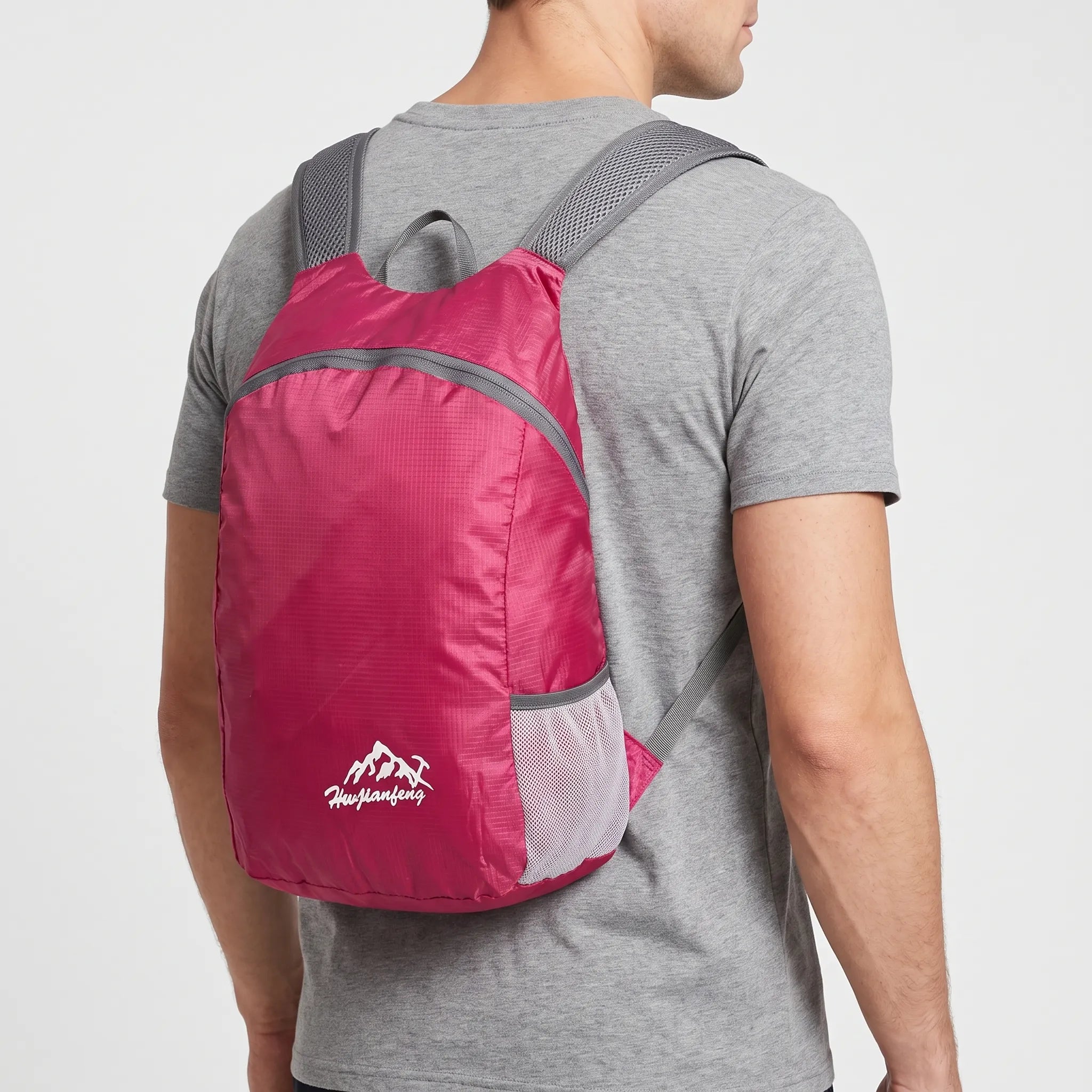 Faltbarer Tagesrucksack mit wasserabweisender Außenschale und belüfteten Mesh-Schultergurten