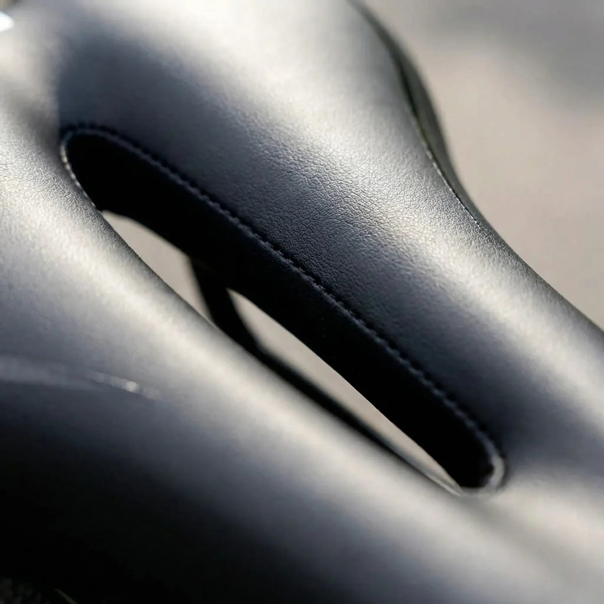 Ergonomischer Zeitfahrsattel mit zentralem Druckentlastungskanal und stoßabsorbierender Polsterung