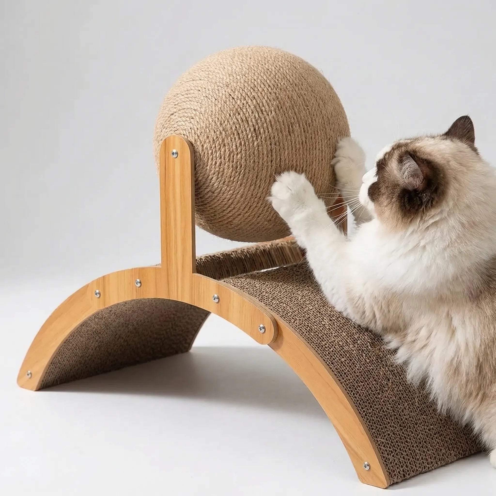 Kratzbaum für Katzen mit Sisalball und gebogenem Kratzbrett aus Holz