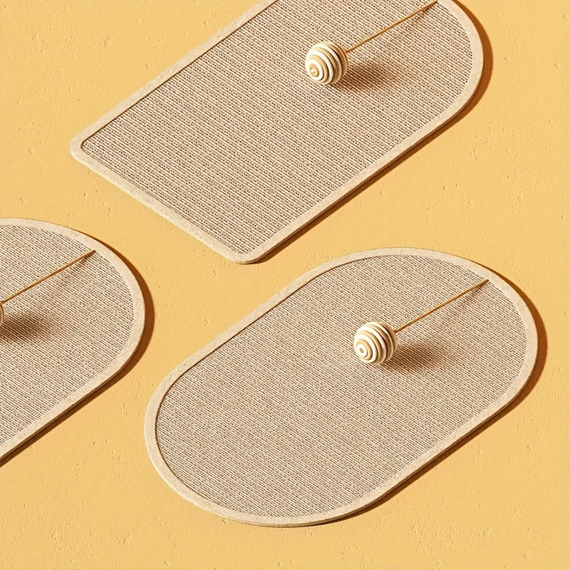 Wandmontiertes Katzenkratzbrett aus Sisal mit Spielzeug