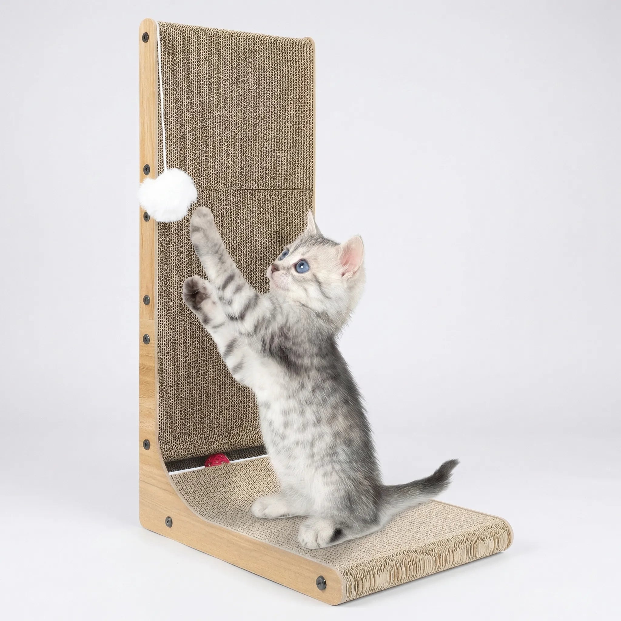 L-förmiger Katzenkratzbaum mit Rampe und Spielzeug aus Naturholz