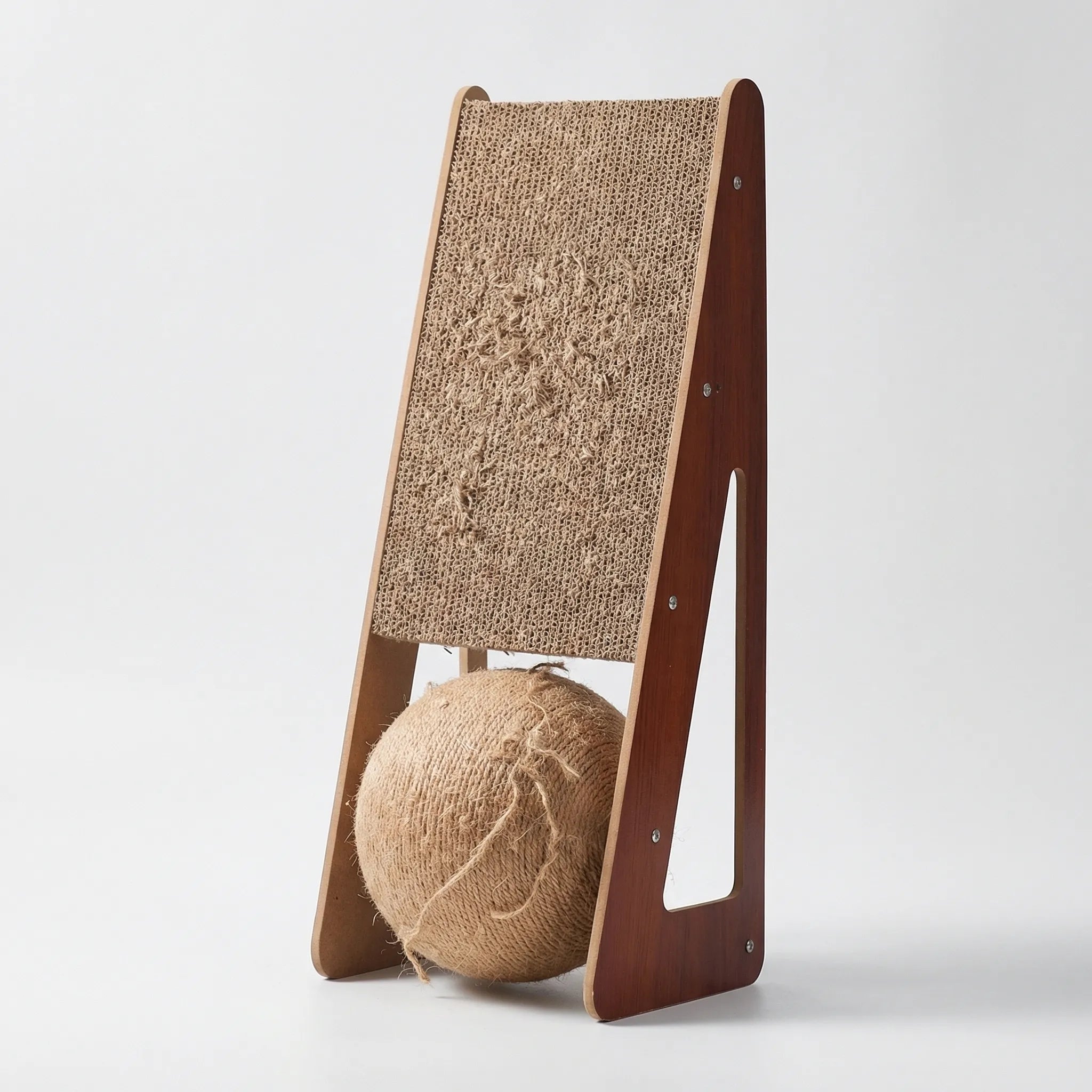 Vertikales Katzen Kratzbrett mit Spielball, wandlehnend, aus Holz