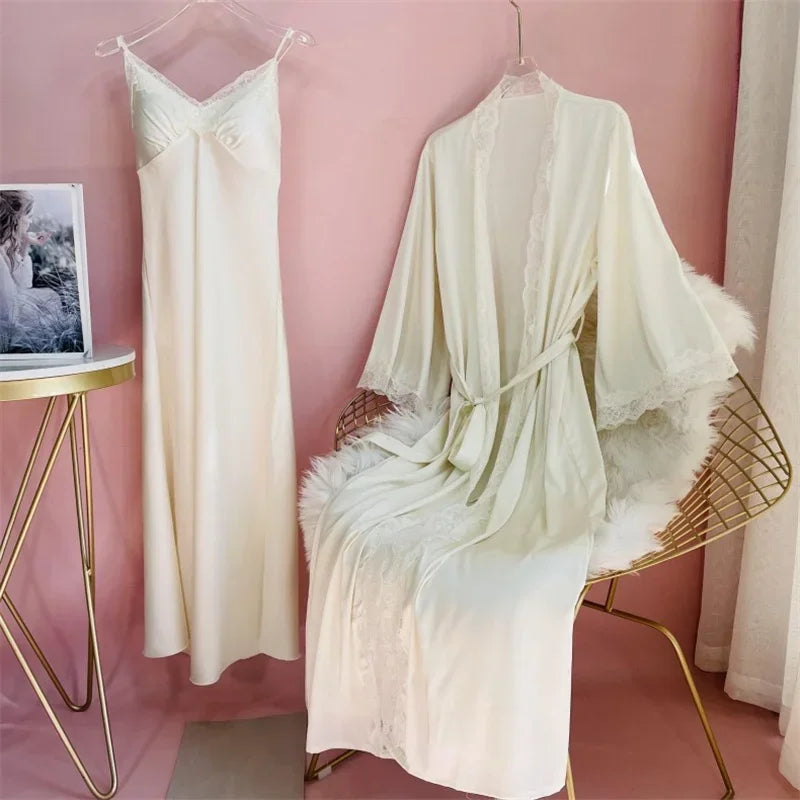 Langer Morgenmantel-Set mit Spitzenbesatz und Slip