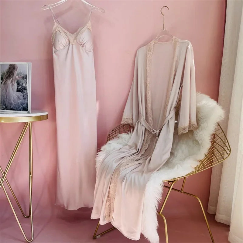 Langer Morgenmantel-Set mit Spitzenbesatz und Slip