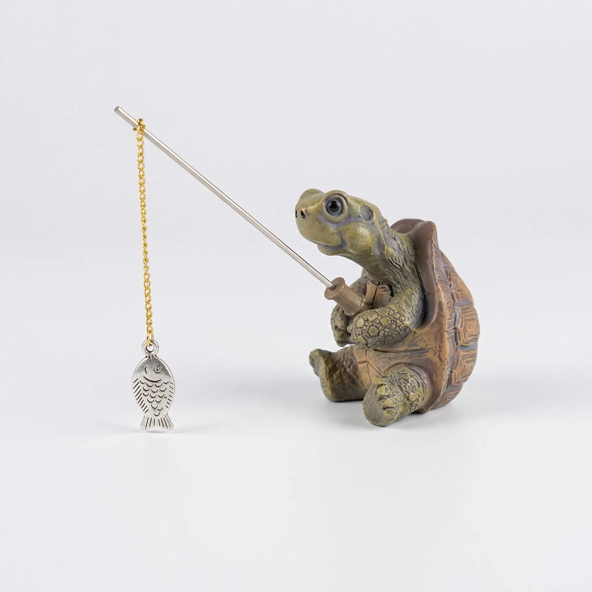 Schildkröten-Gartenfigur mit Angelrute und Fischanhänger, detailliert handgearbeitet