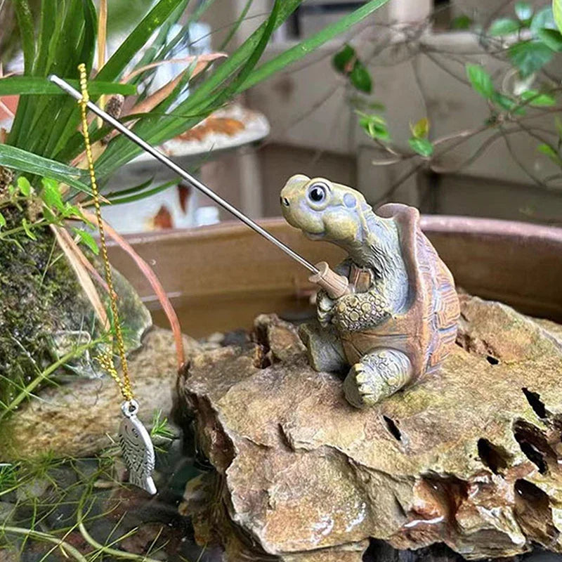 Schildkröten-Gartenfigur mit Angelrute und Fischanhänger, detailliert handgearbeitet